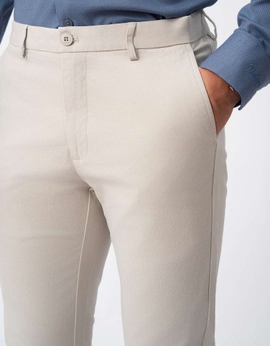 Quần kaki nam dáng carrot fit trơn màu trắng sữa 4002A